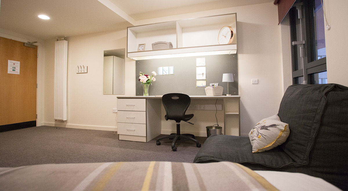 Large En-suite with Study Area at Powis Place in Aberdeen