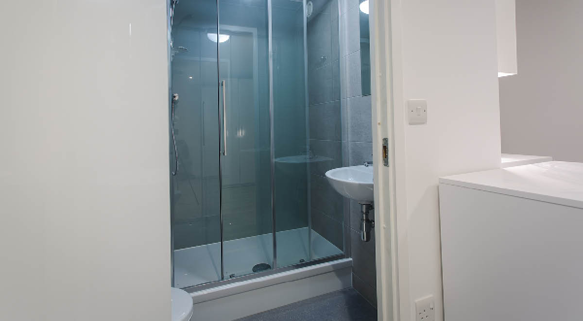 En-suite Bathroom at The Cube Ealing in London